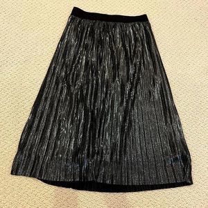EUC Gap Silver metallic pleated skirt Sz. S